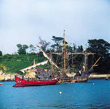 «Ивлия» и каравелла «Санта-Мария» (копия одного из кораблей Колумба)