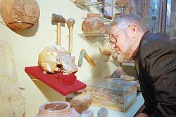 Археолог, кандидат исторических наук Виталий Отрощенко и найденный им череп с «маской»